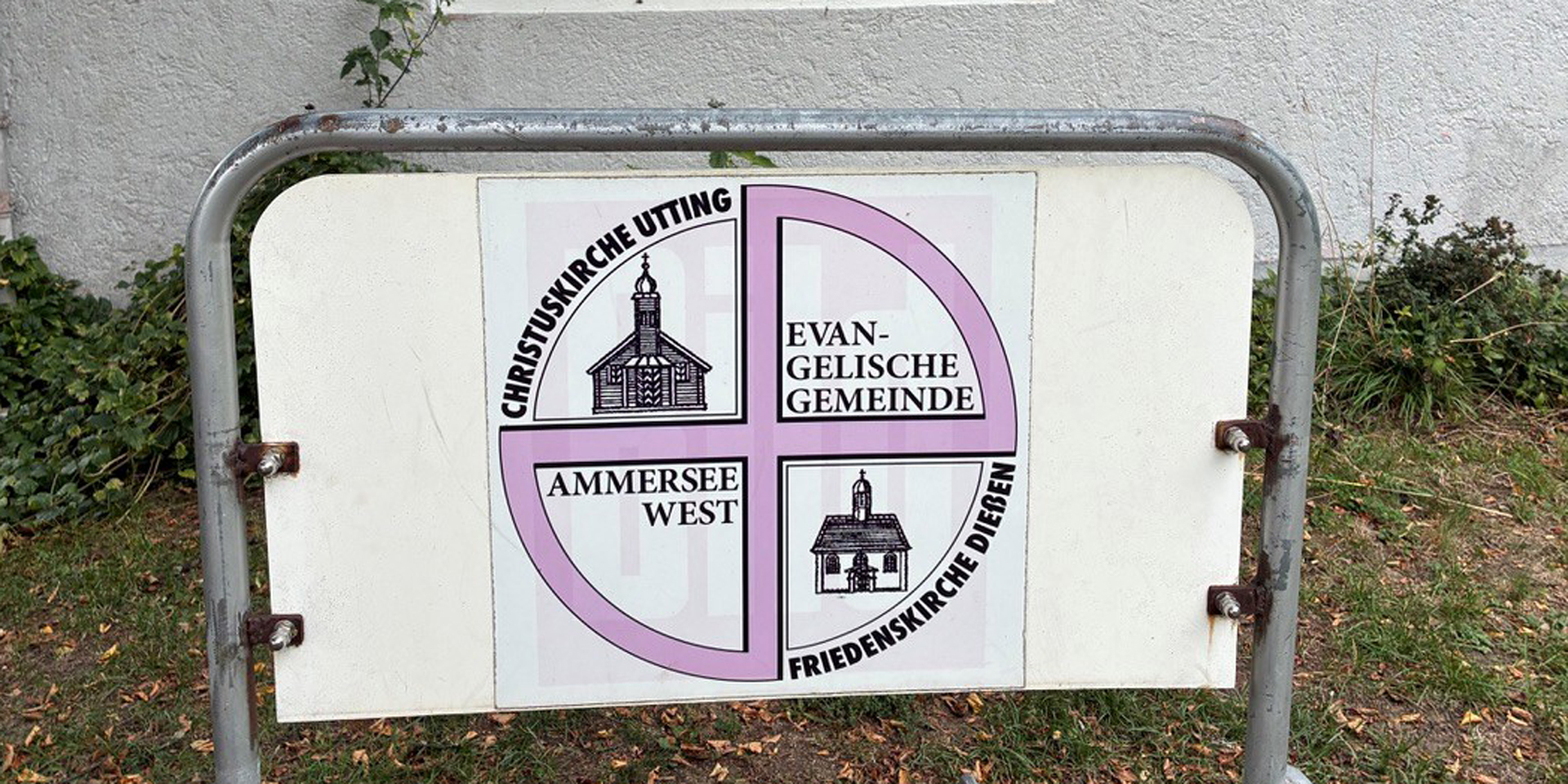 Die evangelische Friedenskirche am Westufer des Ammersees wurde im Jahr 1900 geweiht. Sie wurde lange als »Betsaal« gesehen. Die evangelische Friedenskirche am Westufer des Ammersees wurde im Jahr 1900 geweiht. Sie wurde lange als »Betsaal« gesehen.