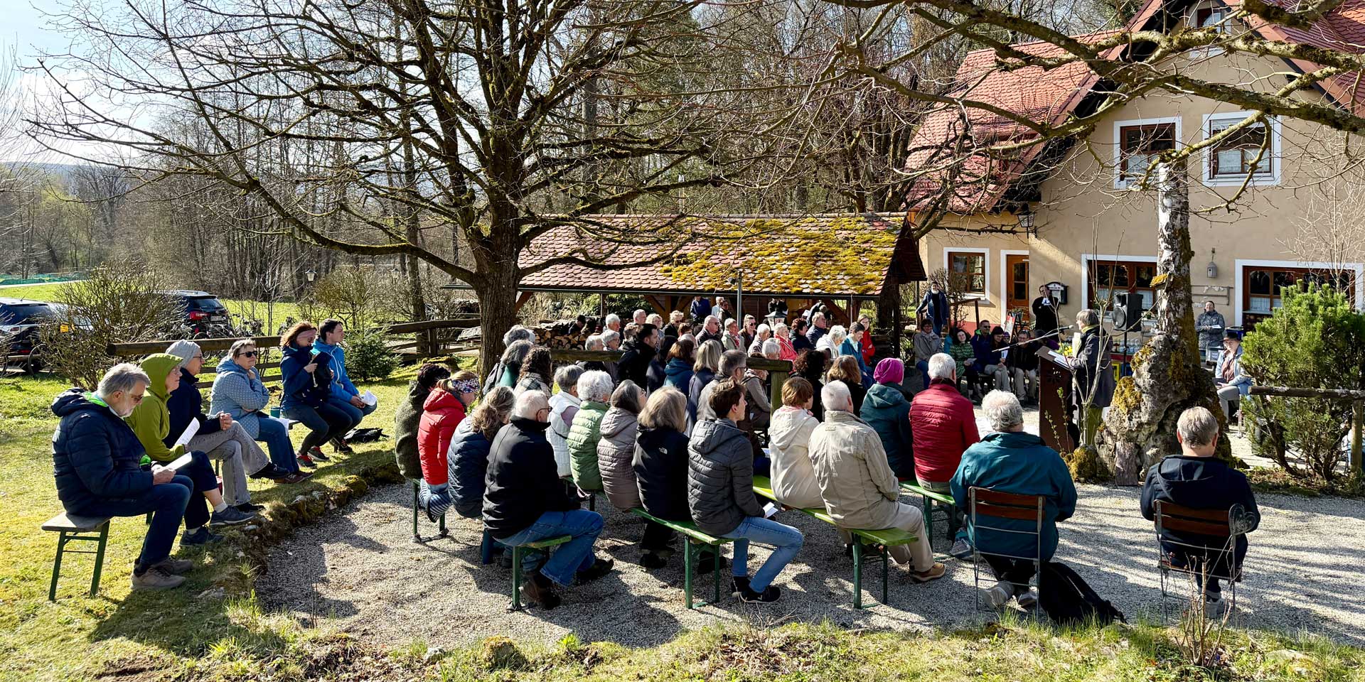 Bei einem Gottesdienst am Ostermontag versammelten sich Christinnen und Christen aus allen fünf Gemeinden im ehemaligen Biergarten der »Fuchsau«, etwa der räumlichen »Mitte« der Pfarrei. Thema des Gottesdiensts war »Jesus, unsere Mitte«. 