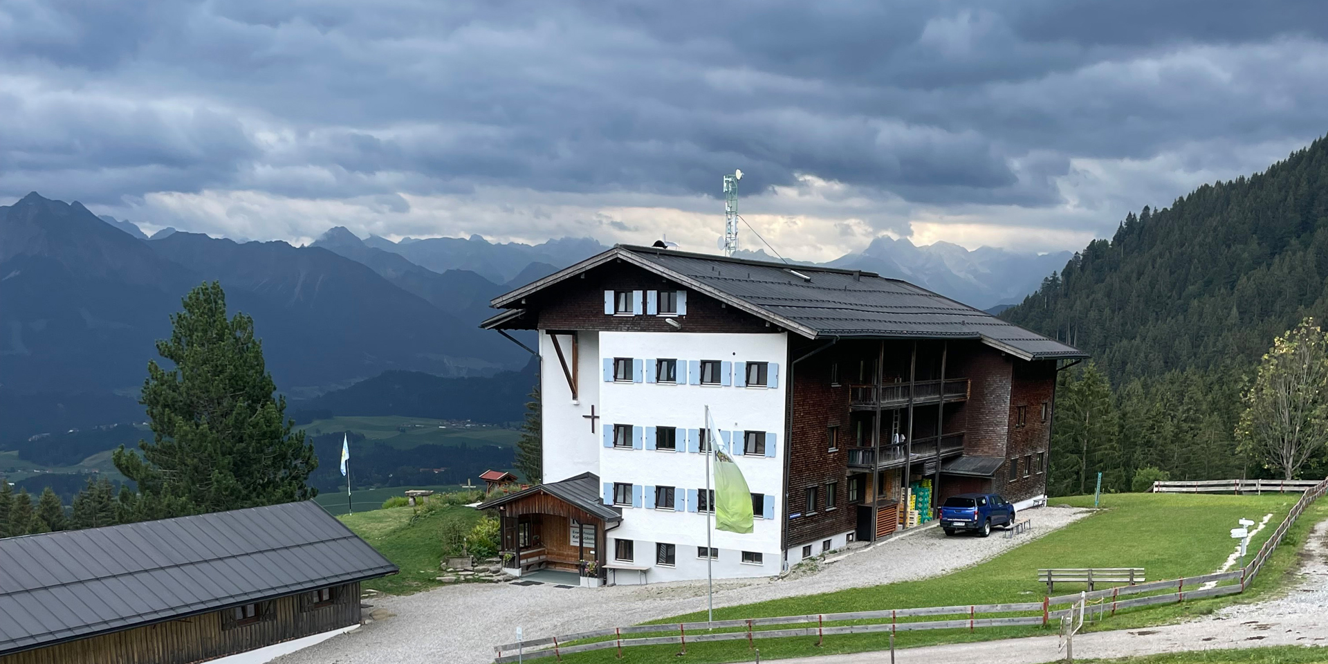 Die Kahlrückenalpe liegt idyllisch auf einer Platte am Berg bei Sonthofen im oberen Illertal auf 1185 Metern Höhe.