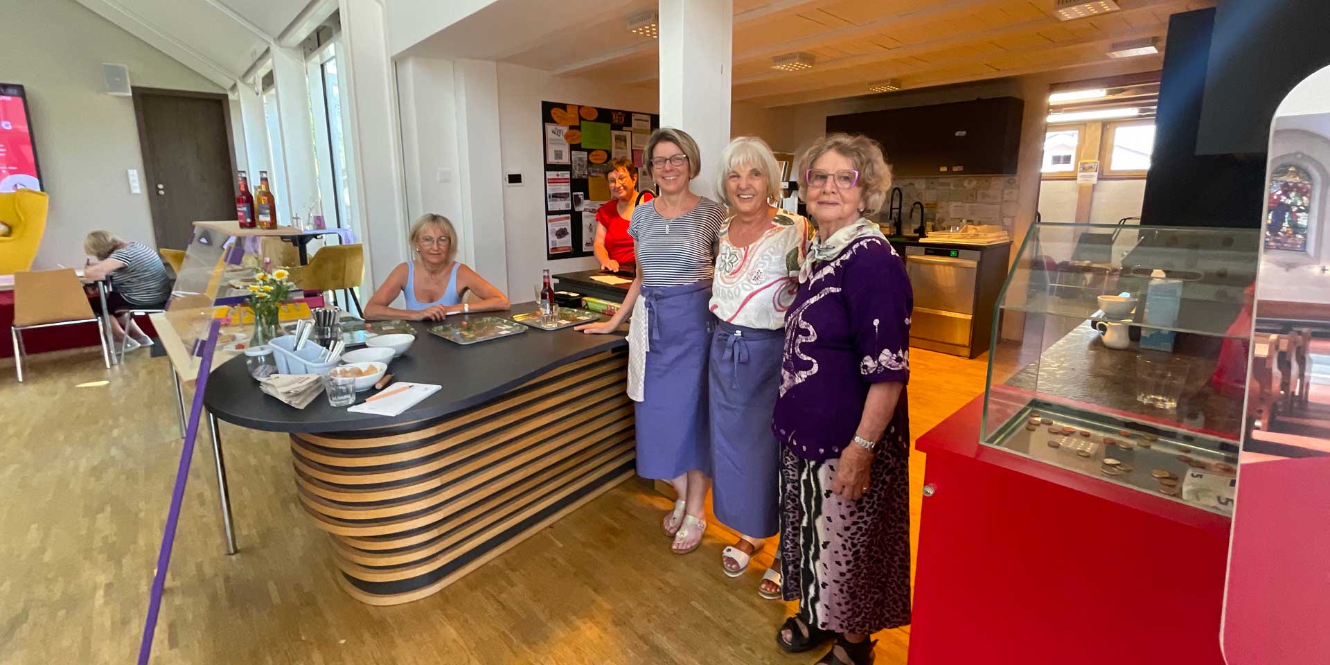  im Café-Team arbeiten Ehrenamtliche mit.