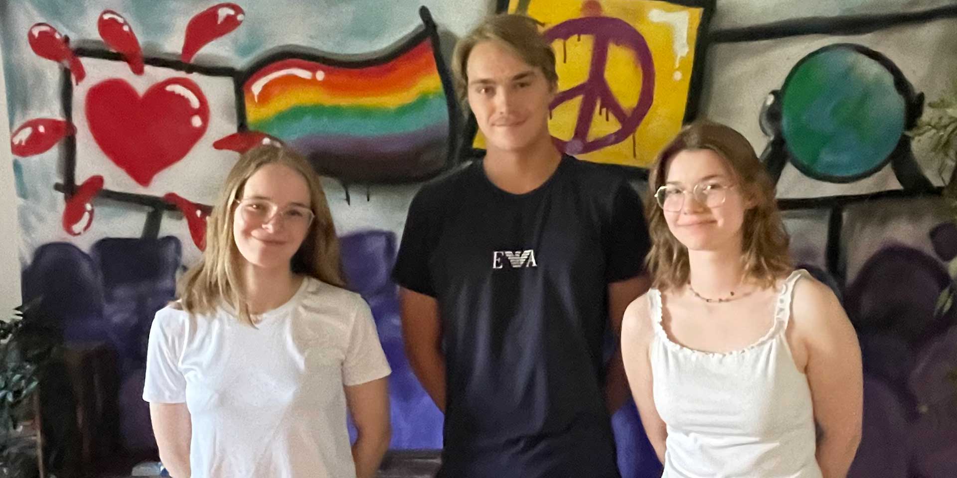 Luke, Milena (vorne) und Ema nutzen den Jugendraum als Rückzugsort. 