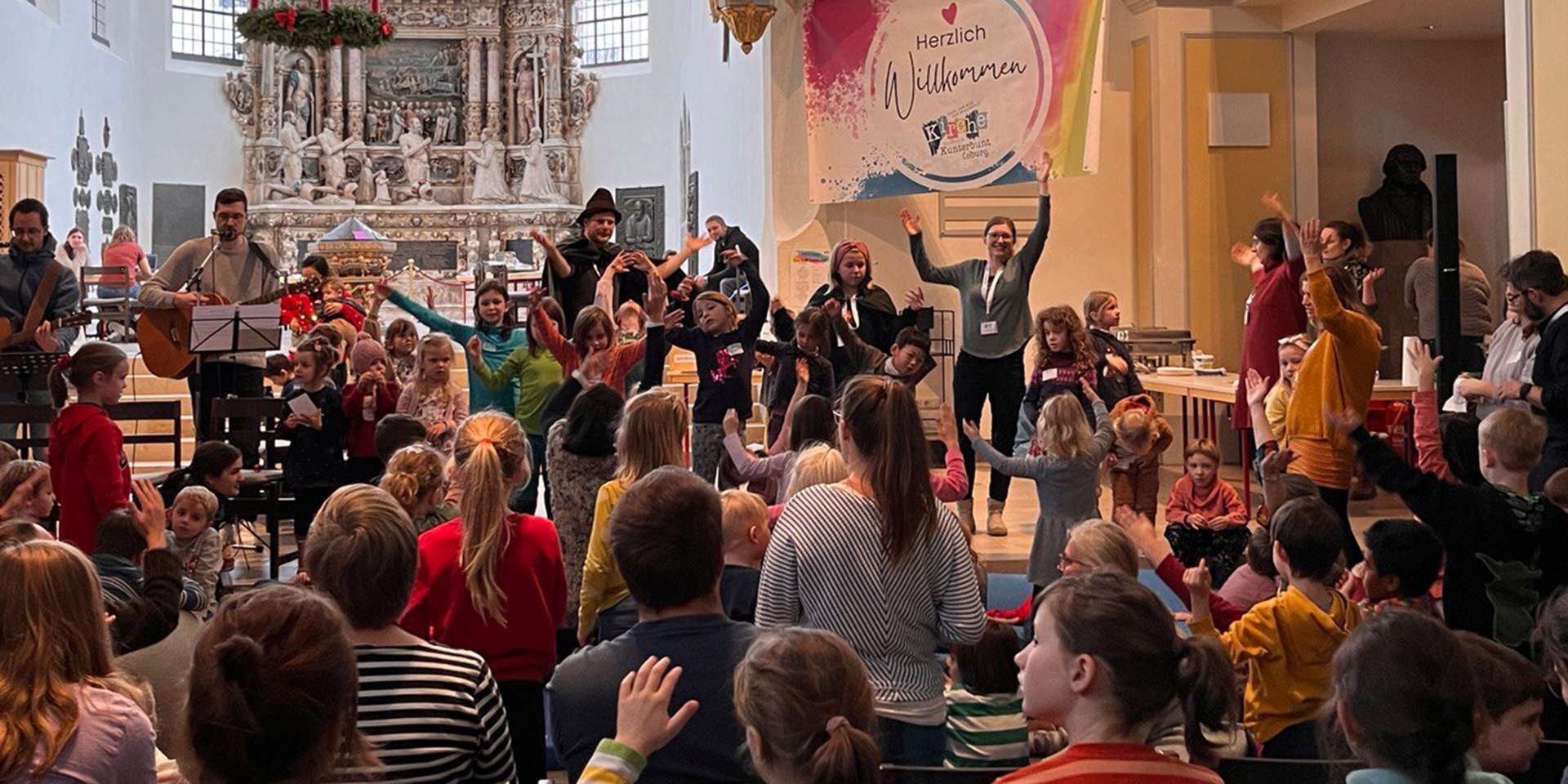 Kinder und Erwachsene singen bei Kirche Kunterbunt in Coburg.