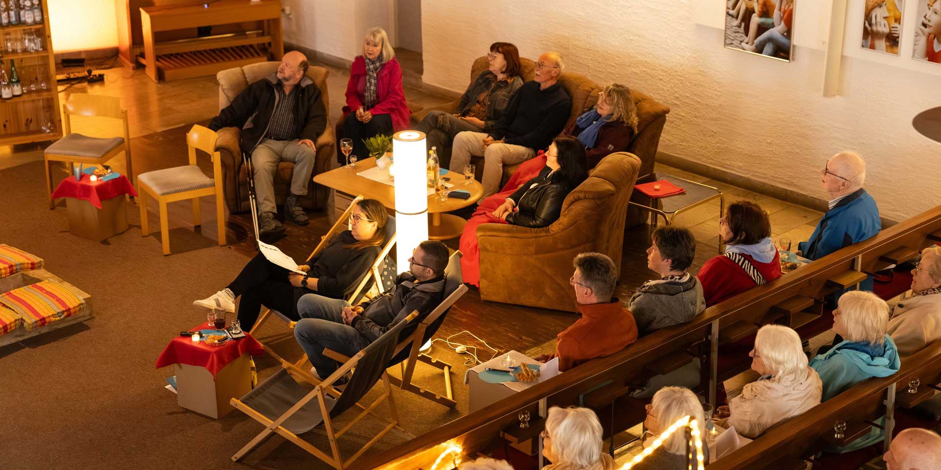 Gemütliche Sitzgruppen sind im Kirchenraum verteilt.
