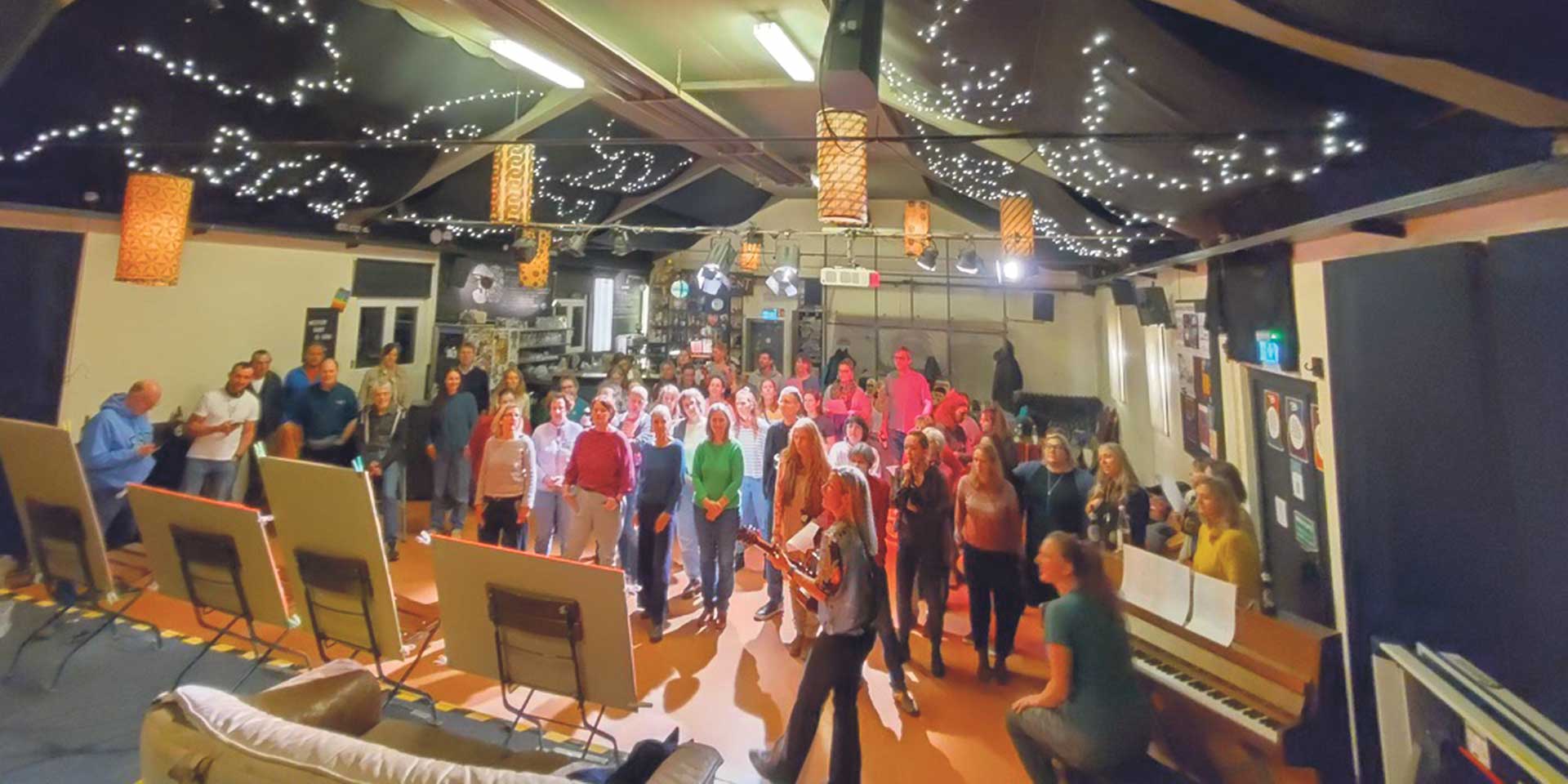 Mit dem Kneipenchor in der Westtorhalle in Murnau spricht das Wirkwerk ein breites Publikum an. Mit dem Kneipenchor in der Westtorhalle in Murnau spricht das Wirkwerk ein breites Publikum an.