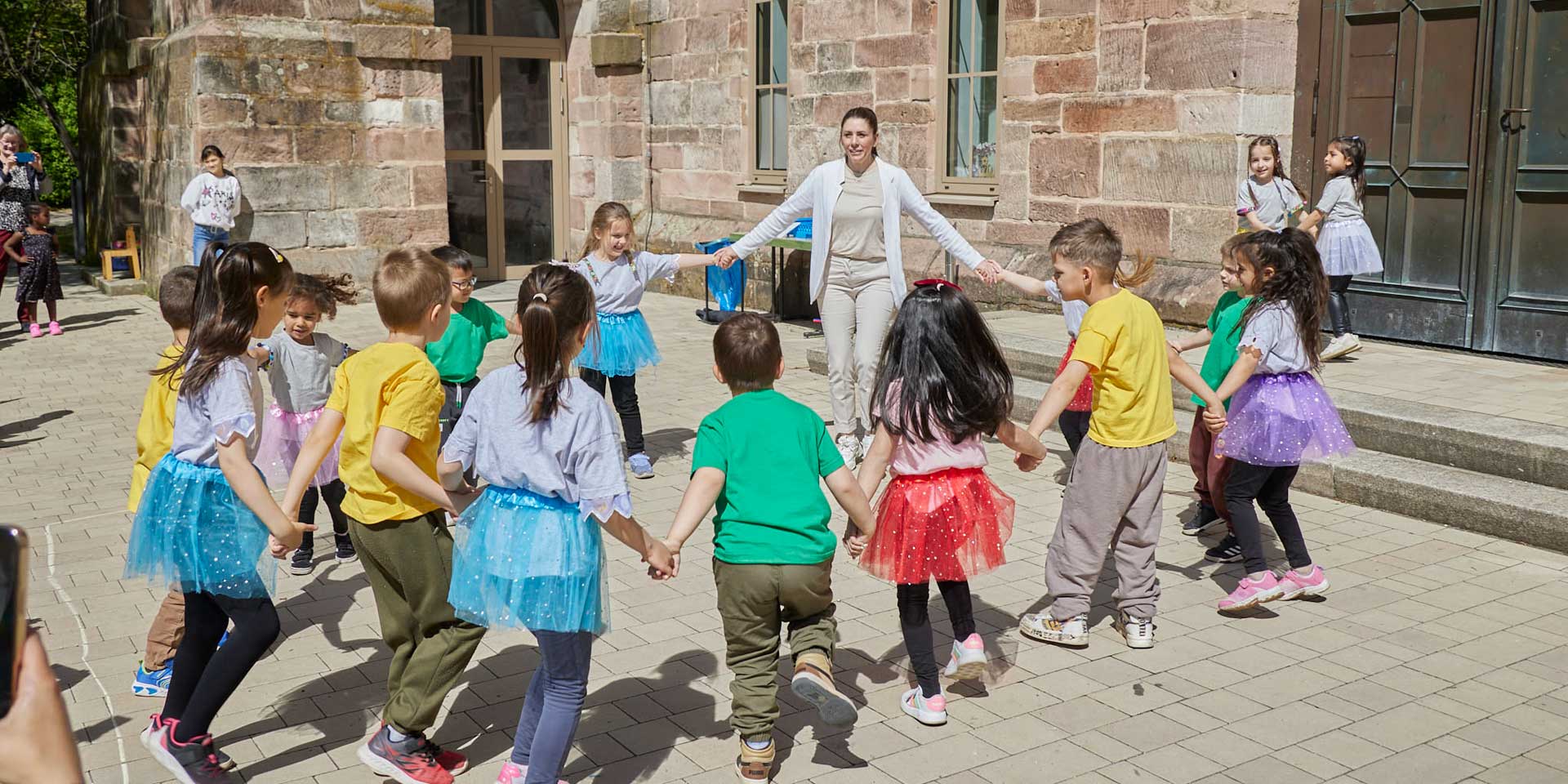 Der Platz vor der Kirche soll zu einem Ort werden, an dem Menschen zusammenkommen, Ideen entwickeln und ihren Stadtteil gemeinsam gestalten.