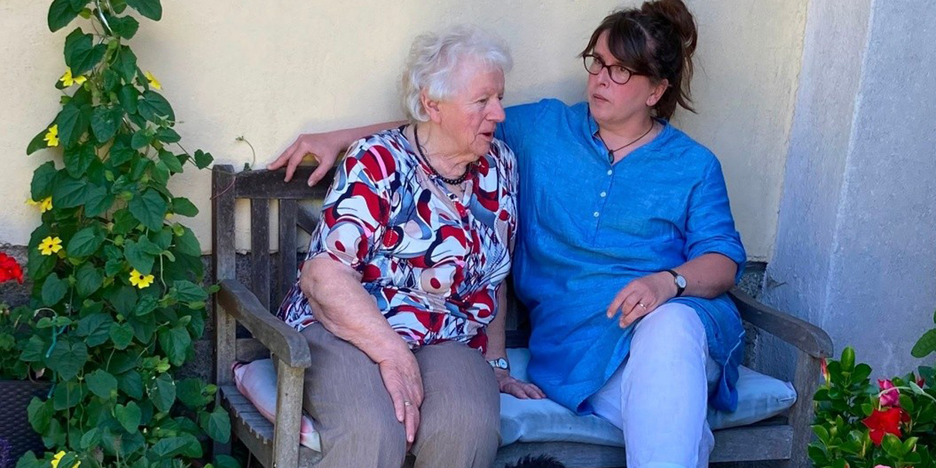 Schwester Stefanie besucht regelmäßig Oma Eva.