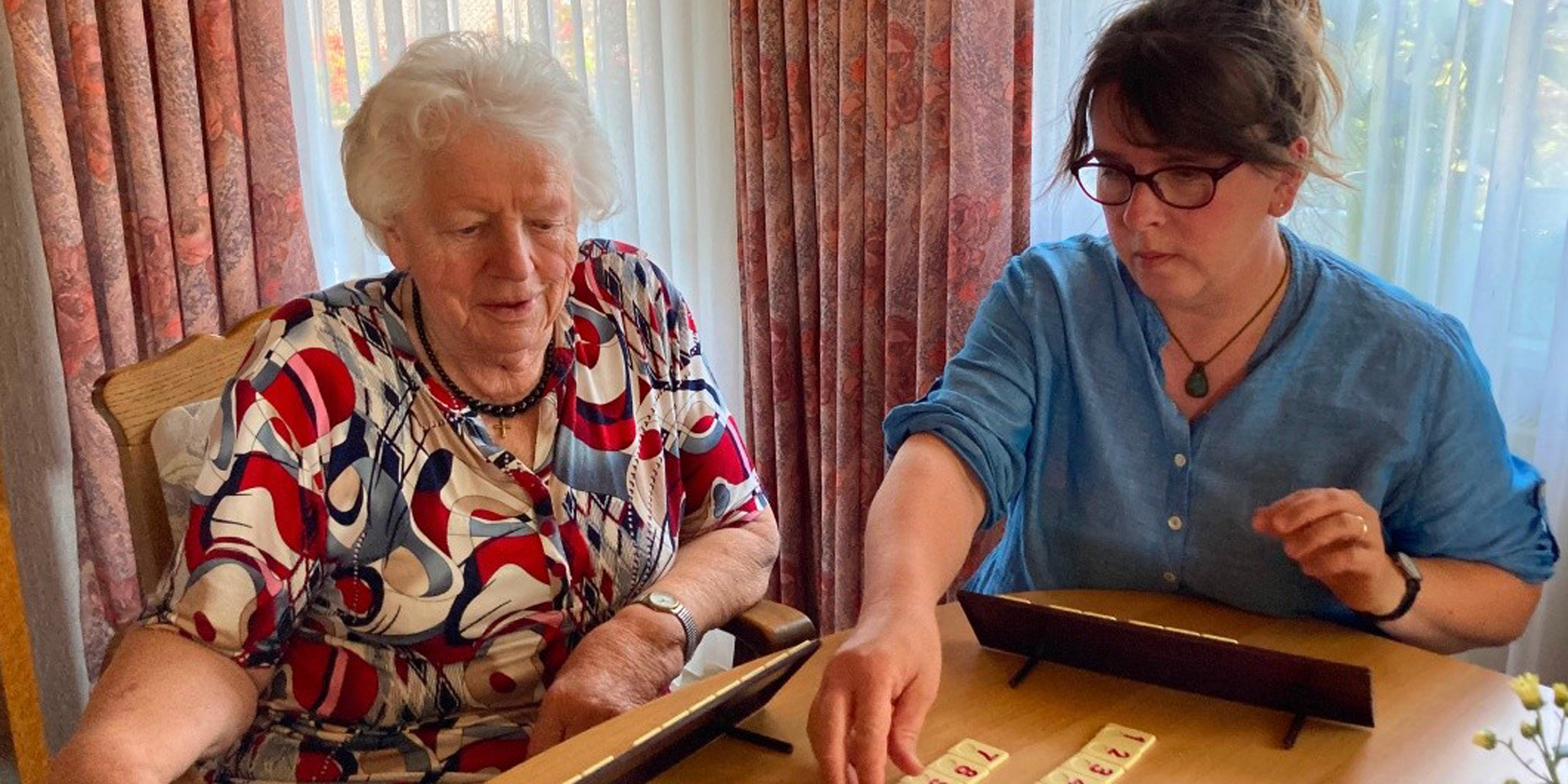 Pflegen darf die Gemeindeschwester nicht, sie soll nicht in Konkurrenz zu Pflegediensten treten. Aber sie ist da, gerne auch mal zu einem Spiel. 