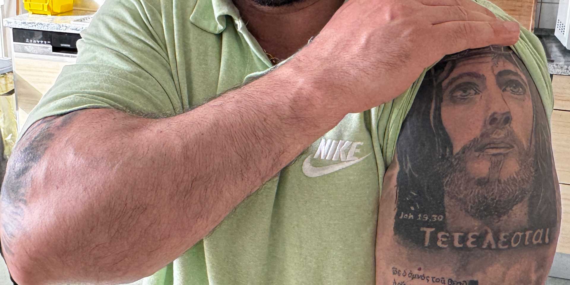 »Es ist vollbracht«: Yousef Naderlo trägt ein an Johannes 19,30 orientiertes Tattoo am Oberarm. »Es ist vollbracht«: Yousef Naderlo trägt ein an Johannes 19,30 orientiertes Tattoo am Oberarm.